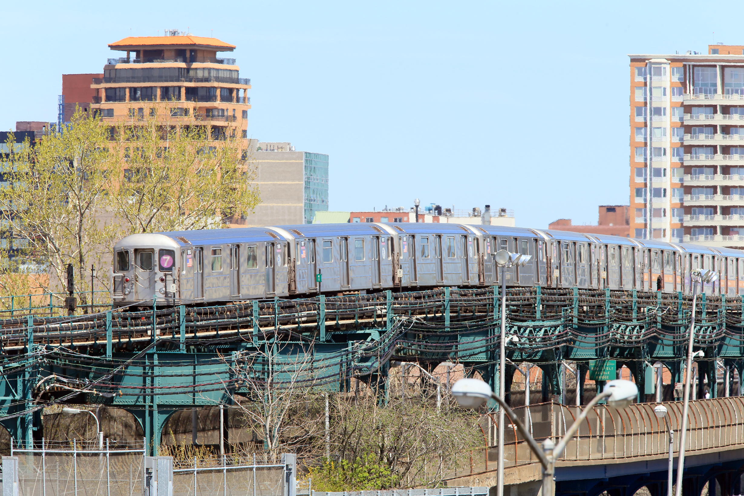 With 7 line loaded with lead paint, State Senate passes bill to require that MTA study lead hazards